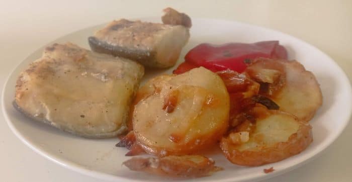 plato de bacalao con pimiento cebolla y patata