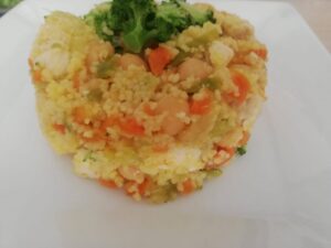 ensalada tibia de cuscus, garbanzos, pollo y verduritas