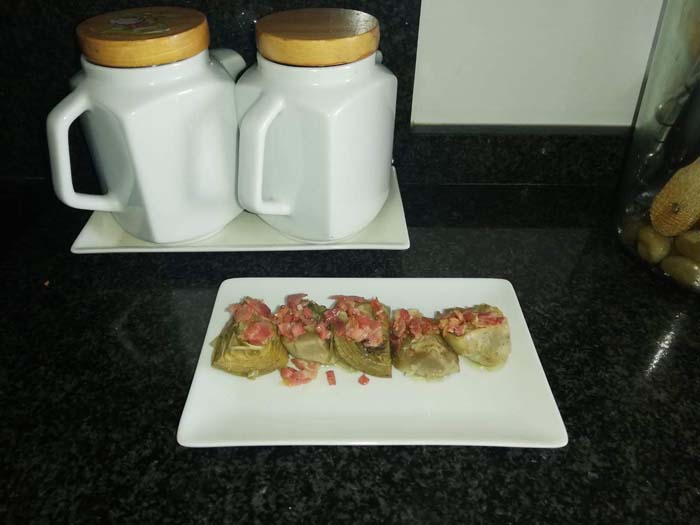 alcachofas con bacon confitadas en aceite